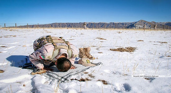 نماز خواندن مرزبان روی برف لبِ مرز