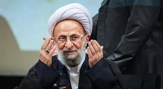 پیکر آیت‌الله مصباح یزدی پس از اقامه نماز توسط آیت الله نوری همدانی در جوار حرم حضرت معصومه(س) آرام گرفت