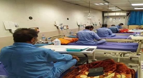 تصویری از اقامه نماز ظهر در بخش کرونای بیمارستان رازی اهواز