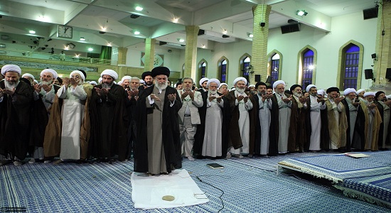 امام خامنه ای؛ نماز را اول وقت بخوانید.