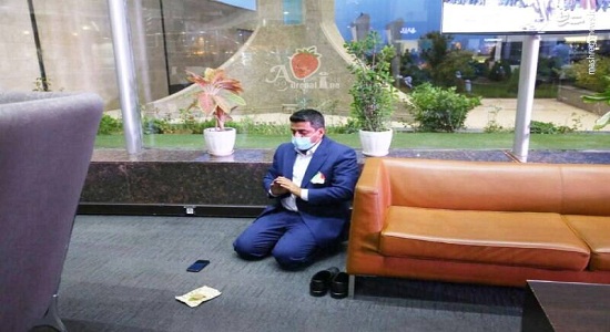 نماز اول وقت جواد فروغی در فرودگاه توکیو