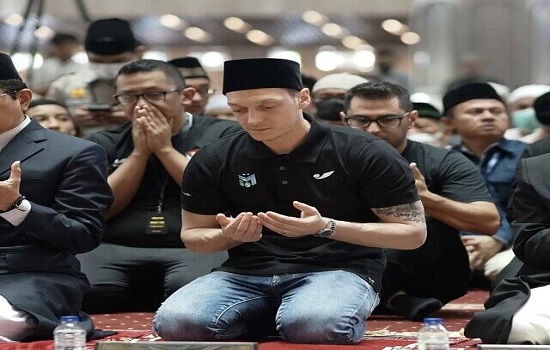نماز خواندن ستاره سابق رئال مادرید