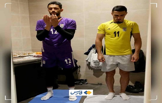 عبادت دو بازیکن ملی‌پوش پیش از شروع بازی ایران و الجزایر