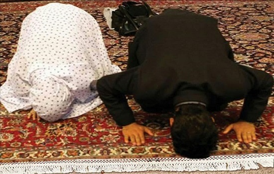 بررسی احکام تقدم و تاخر زن و مرد در مطلق نماز بین علمای متقدم و معاصر