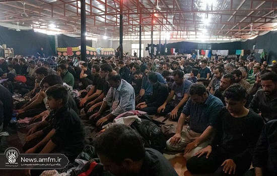 استقبال زائرین اباعبدالله الحسین(ع) از نمازهای جماعت در مسیر نجف به کربلا