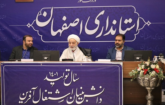 لزوم حضور مدیران در صف اول نماز جماعت ادارات/ موضوع اصلی یعنی قرآن را جدی نگرفته ایم
