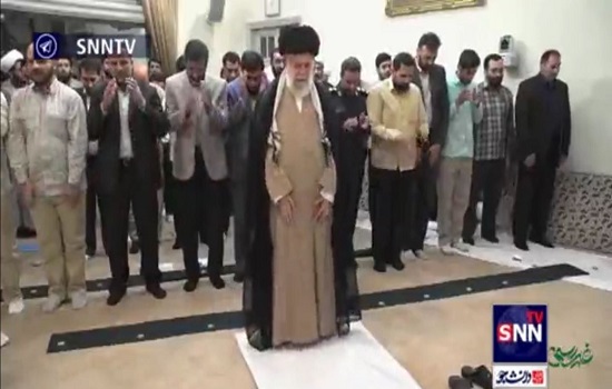 تبرک دیدنی از امام خامنه ای به تربت کربلا