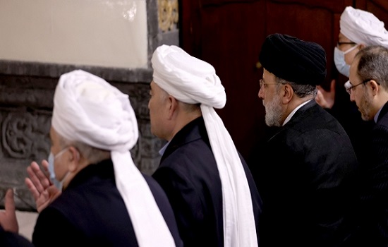 اقامه نماز آیت‌الله رئیسی در مسجد تاریخی «دونگ سی» پکن