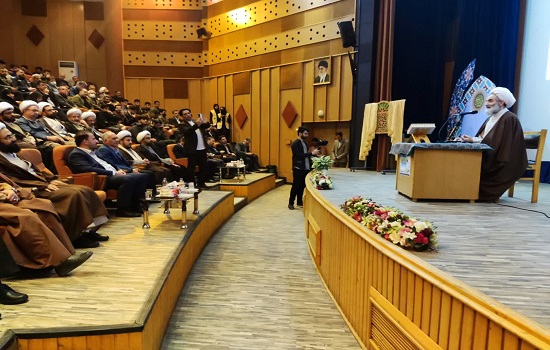 نماز از راه های مهم حفظ جامعه از آسیب های اجتماعی است