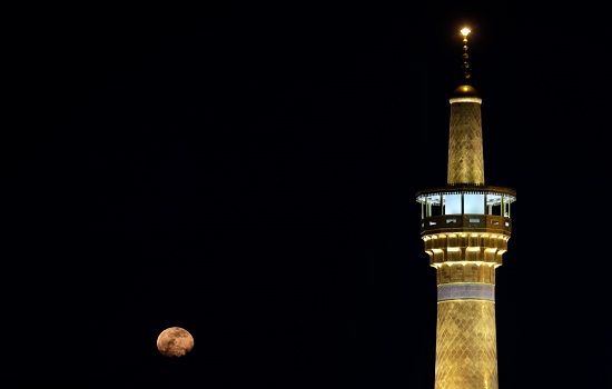 اقامه نماز آیات ماه گرفتگی در حرم مطهر رضوی