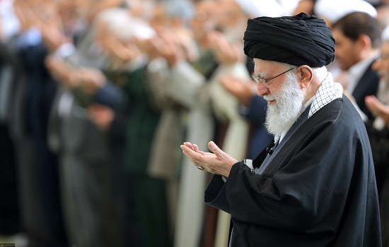 لحظاتی از اقامه نماز عید سعید فطر به امامت حضرت آیت‌الله خامنه‌ای
