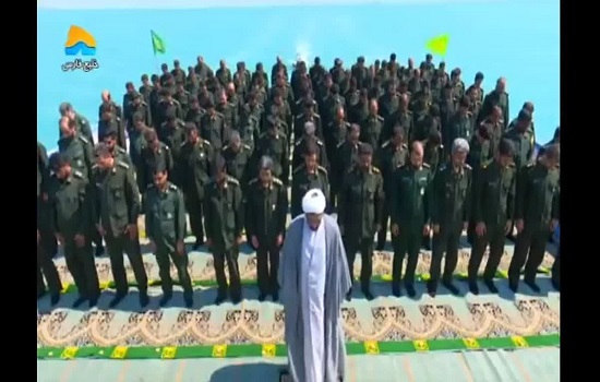 نماز جماعت بر روی عرشه ناو شهید ناظمی