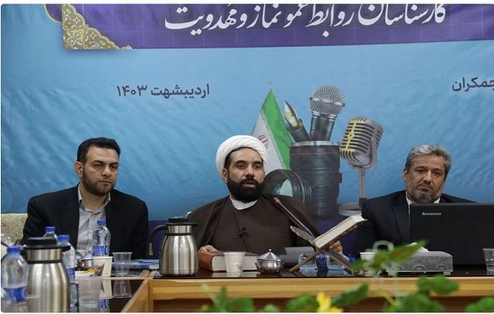 عملکرد کارشناس روابط  عمومی مثل موذن است.