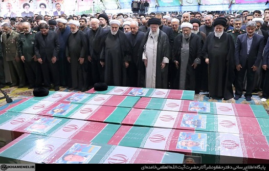 اقامه نماز رهبر انقلاب بر پیکر رئیس‌جمهور شهید و همراهان گرامی ایشان