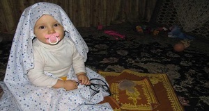 مثل این دختر بچه، نماز می‌خوانیم؟