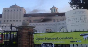 بخش هایی از بزرگ ترین مسجد غرب اروپا در لندن در آتش سوخت