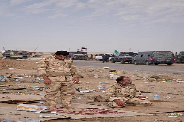 عکس/ نماز سربازان عراقی در دروازه موصل