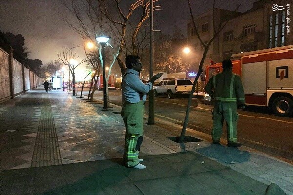 عکس/ نماز یک آتش‌نشان در کنار خیابان محل حادثه