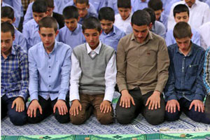 بررسی رفتار دینی و عوامل مرتبط با آن درنوجوانان دبیرستان‌های کرمان