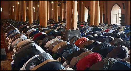 نماز جمعه پس از ۵ هفته تعطیلی در مسجد جامع کشمیر برگزار شد 