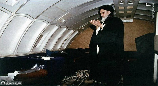 نماز امام خمینی در هواپیمای فرانسه به ایران
