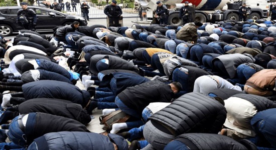 نماز خواندن در خیابان های شهر فرانسوی اورلئان غیرقانونی اعلام شد