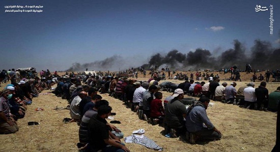 عکس/ اقامه نماز فلسطینی‌ها در میان آتش و دود