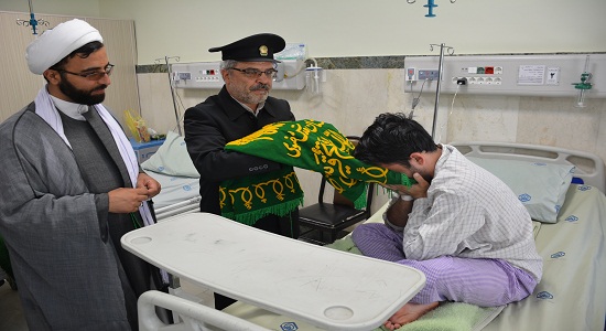 پرچم حرم امام رضا (ع) بر سر بیماران بیمارستان