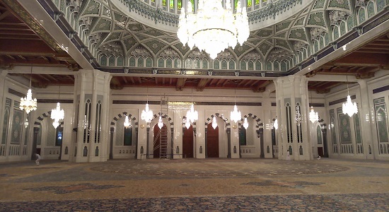 نماز بر روی فرش ایرانی در یکی از زیباترین مساجد جهان