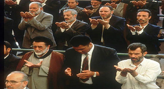 نابغه بوکس جهان در نماز جمعه تهران