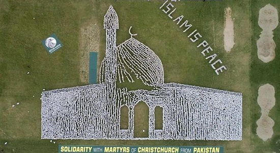 هزاران تن از مسلمانان پاکستان، تصویر انسانی مسجد النور را تشکیل دادند 