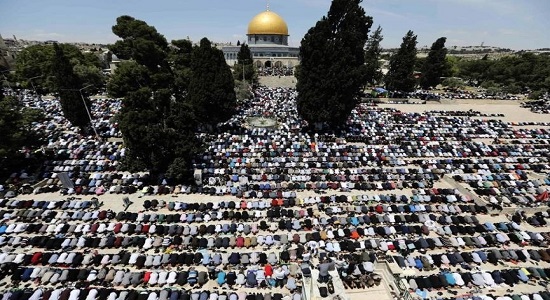 شرکت ۱۸۰ هزار فلسطینی در نخستین نماز جمعه مسجدالاقصی در ماه رمضان