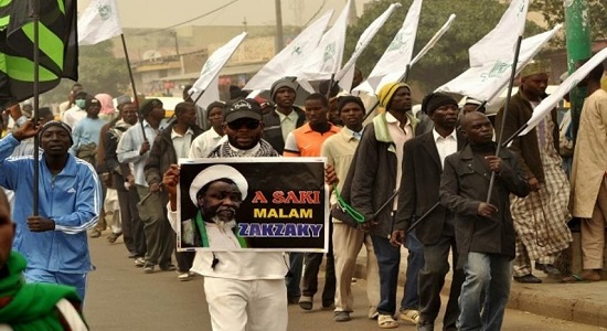تظاهرات گسترده مردم نیجریه هر هفته بعد از نماز جمعه در حمایت از شیخ زکزاکی
