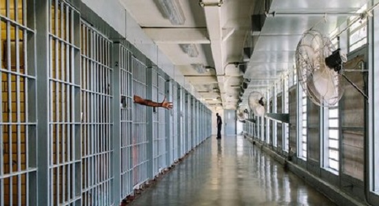 خواسته ی زندانیان آمریکایی مبنی بر  آزادی اقامه نماز در زندان