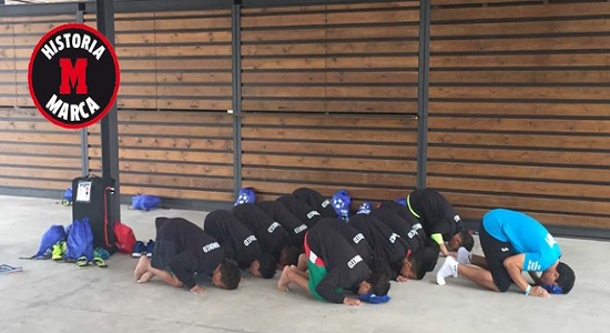 تیم ملی زیر ۱۲ سال فوتبال مراکش در اقدامی جالب نماز جماعت در مسابقات جهانی برگزار کردند.