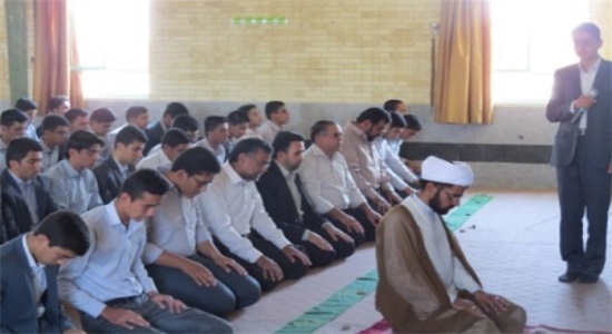 طرح یاوران نماز با شعار «همه با هم یکدل و همراه» در نماز جماعت مدرسه شکل گرفت