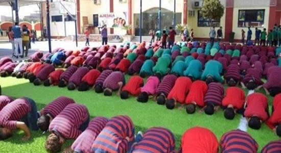 آموزش نماز به دانش آموزان در یک مدرسه در سوئد