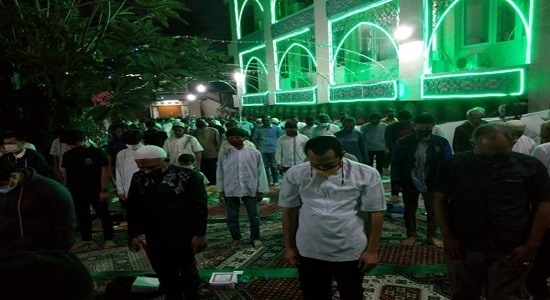 برپایی نماز عید قربان طی دو نوبت در مرکز اسلامی اندونزی