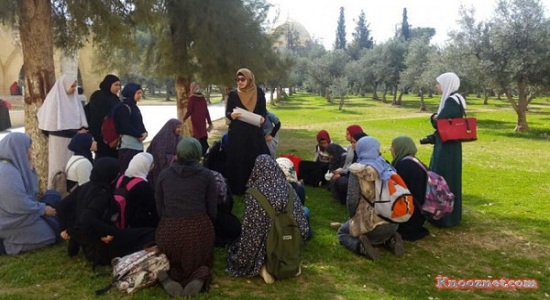 خدمت رسانی دختران فلسطینی در ماه رمضان به نمازگزاران در مسجدالاقصی