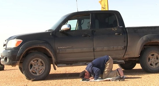 اقامه نماز اول وقت شهید قریشی در نبرد با داعشی‌ها
