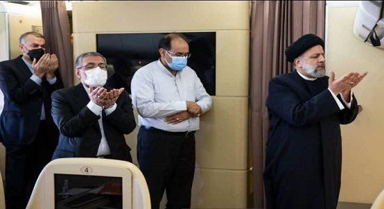 تصویری از رییس‌جمهور و هیأت همراه در حال اقامه نماز در هواپیما در سفر تاجیکستان