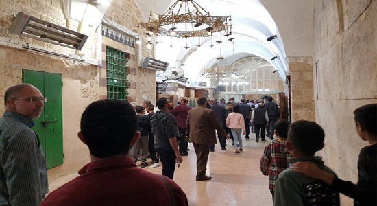 نماز هزاران فلسطینی در مسجد ابراهیمی به مناسبت میلاد پیامبر(ص) + عکس