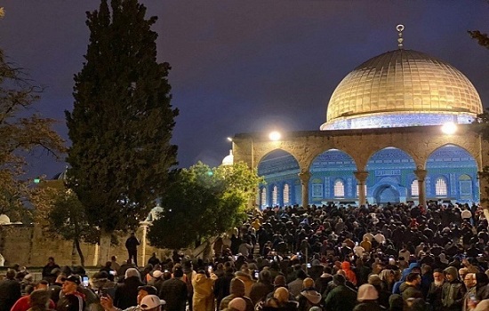 هزاران فلسطینی نماز صبح را در مسجدالاقصی اقامه کردند