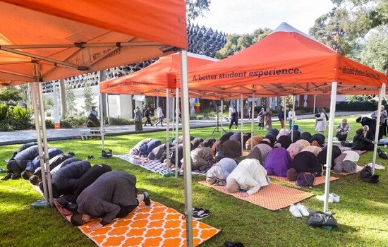 اقامه نماز در محوطه یک دانشگاه استرالیایی