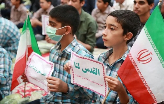 حضور پرشور دانش‌آموزان در نماز جمعه شیراز