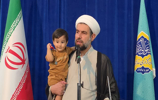 امام جمعه خور و بیابانک با فرزند چهارمش خطبه خواند