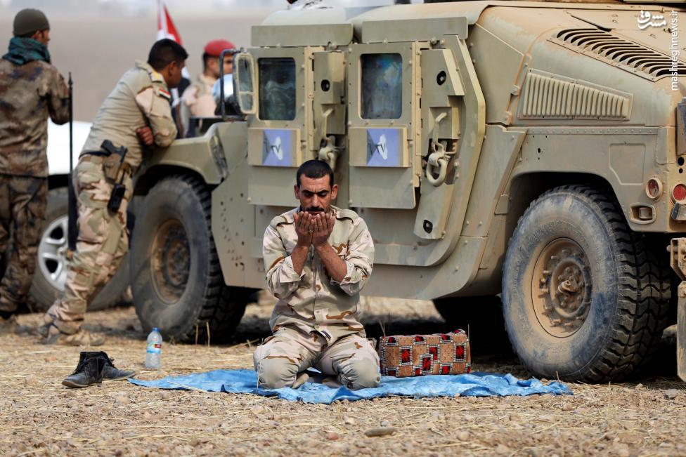 نماز رزمنده عراقی در حاشیه عملیات آزادسازی موصل