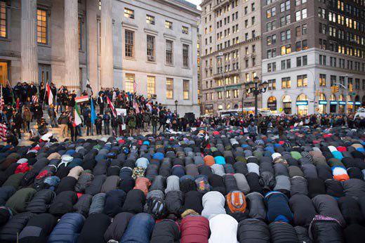 نماز اعتراضی و سیاسی<br />
از اتفاق های مبارک این سال ها این است که در بسیاری از تجمعات اعتراضی مسلمانان، نماز اقامه می شود که نشان از کارکرد سیاسی نماز دارد... قابل توجه سکولارهای داخلی!<br />
مثلا نمونه اخیر: نماز خواندن دسته‌جمعی مسلمانان در نیویورک در اعتراض به فرمان ضدمهاجرتی ترامپ<br />
