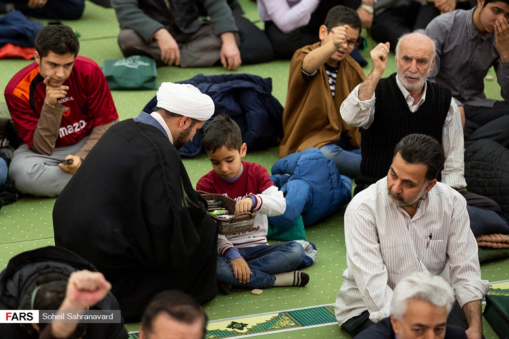 پذیرایی از کودکان در نماز جمعه تهران<br />
چه کار قشنگی!
